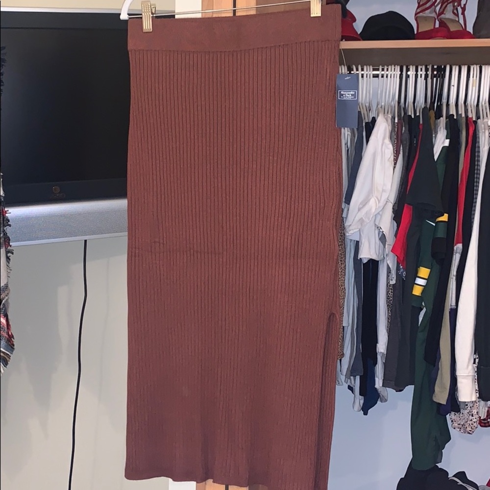 Maroon midi Skirt!